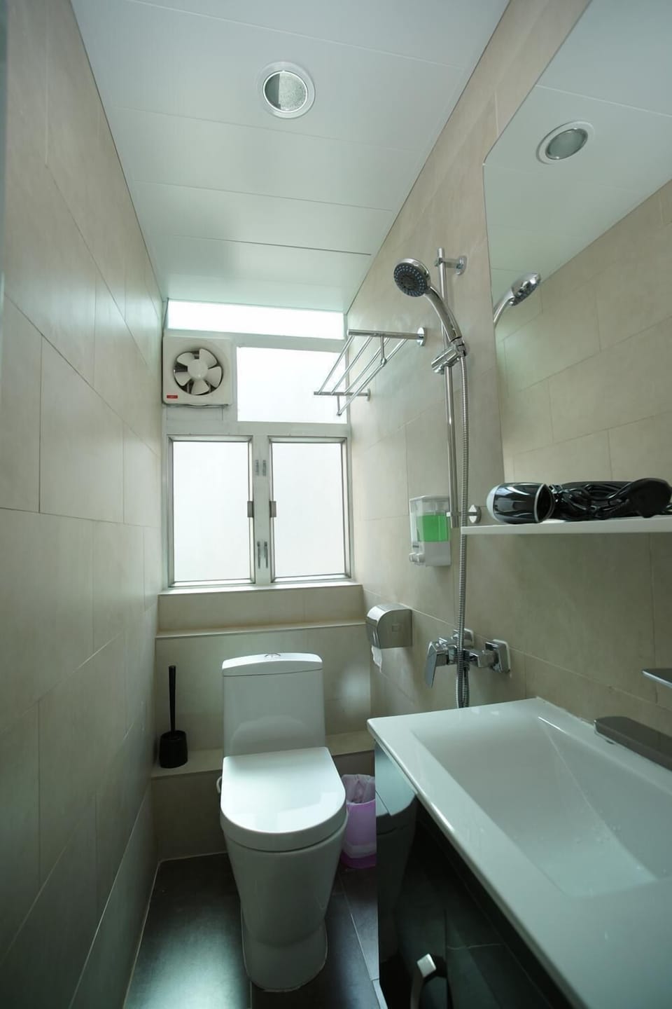 Economy Double Room | Bathroom | Hair dryer, towels