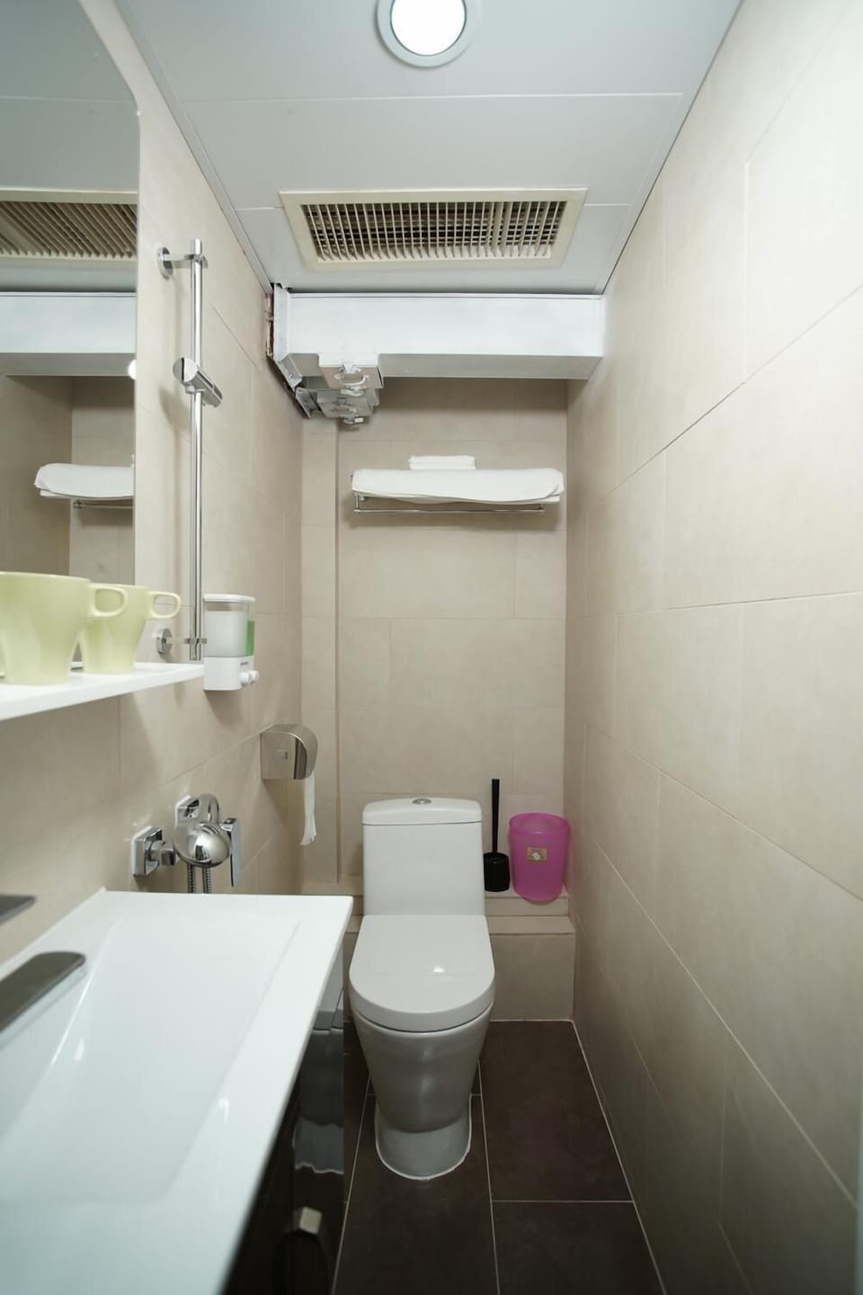 Club Twin Room | Bathroom | Hair dryer, towels