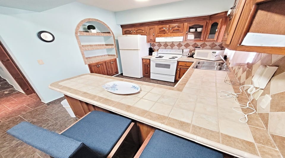 Family Villa | Private kitchen | Full-size fridge, microwave, dishwasher, cookware/dishes/utensils