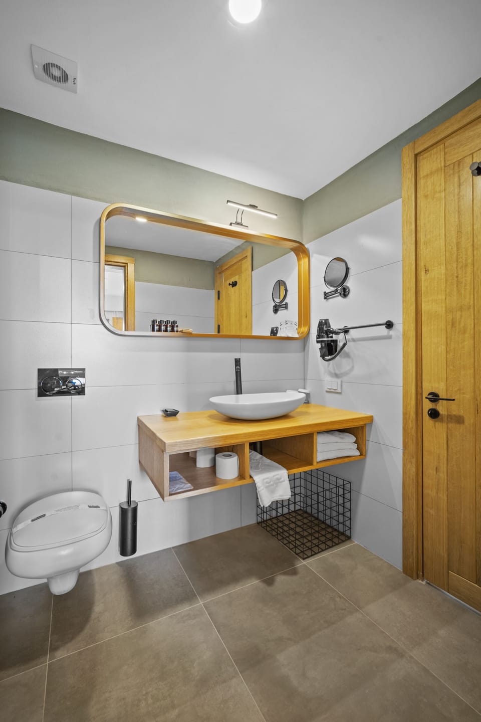 Standard Room | Bathroom | Shower, rainfall showerhead, free toiletries, hair dryer
