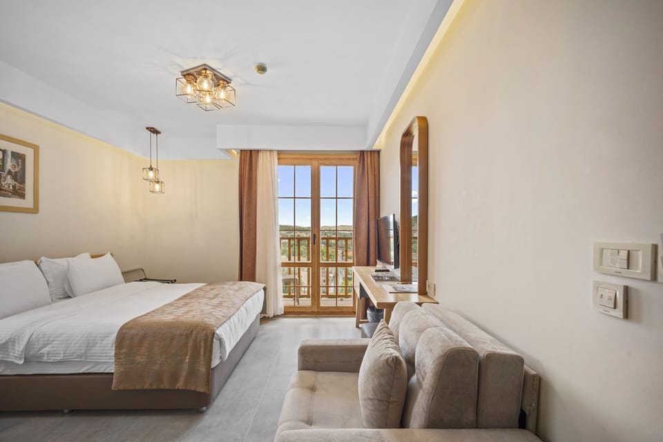 Standard Room | Premium bedding, in-room safe, desk, laptop workspace