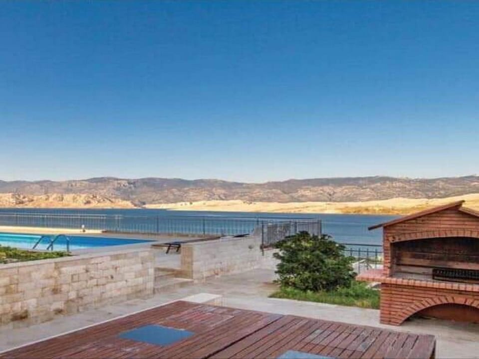 Apartment (One Bedroom Apartment with Balcony an) | BBQ/picnic area