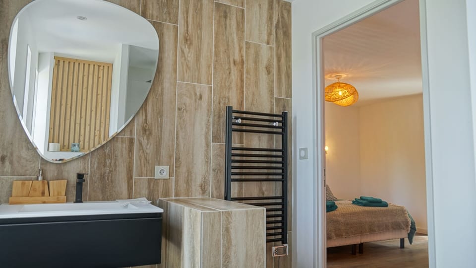 Family Room | Bathroom | Shower, hair dryer, towels, soap