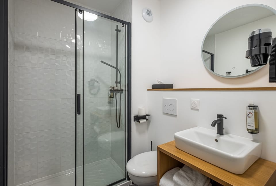 Shower, free toiletries, hair dryer, towels