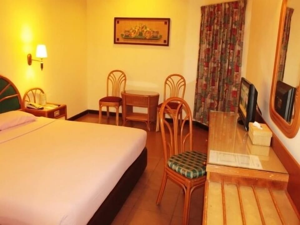 Standard Twin Room | Minibar, in-room safe, desk