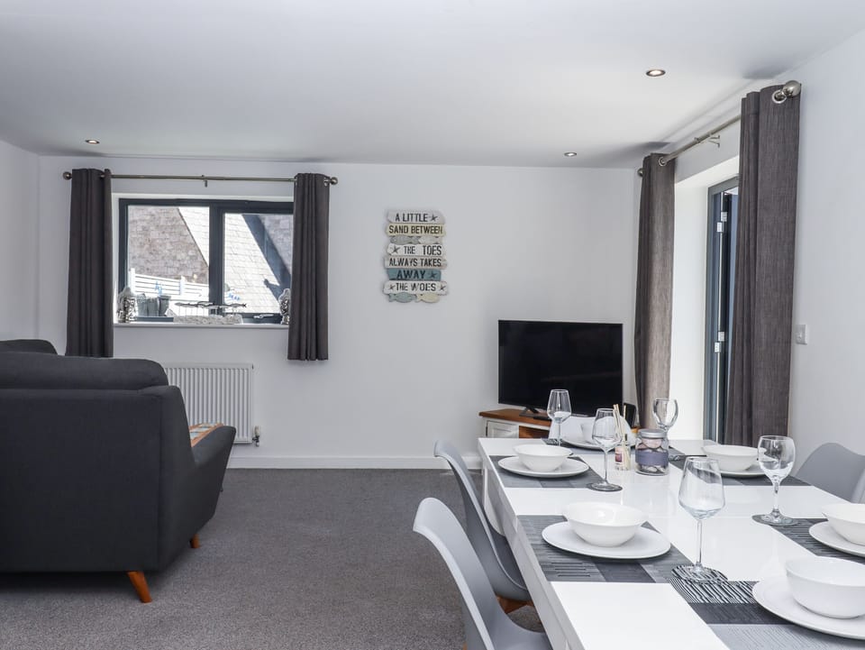 Cottage | Dining