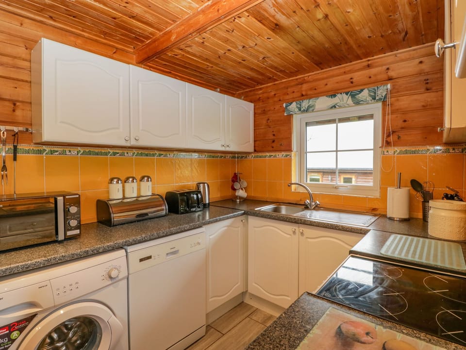 Cottage | Private kitchen | Fridge, dishwasher, electric kettle, toaster