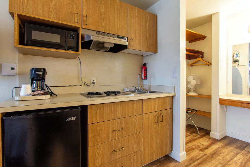 Coffee/tea maker, fridge, microwave