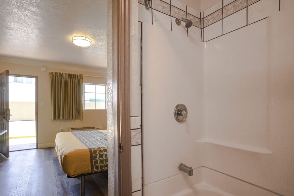 Standard Room, 1 King Bed, Non Smoking | Bathroom | Free toiletries, hair dryer, towels