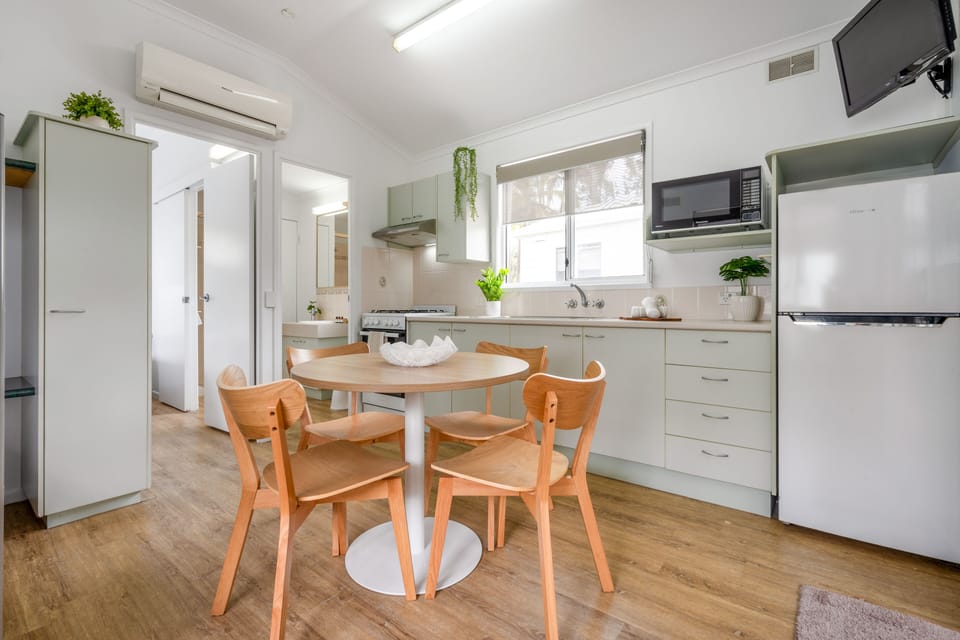 Standard Cabin, 1 Bedroom | In-room dining