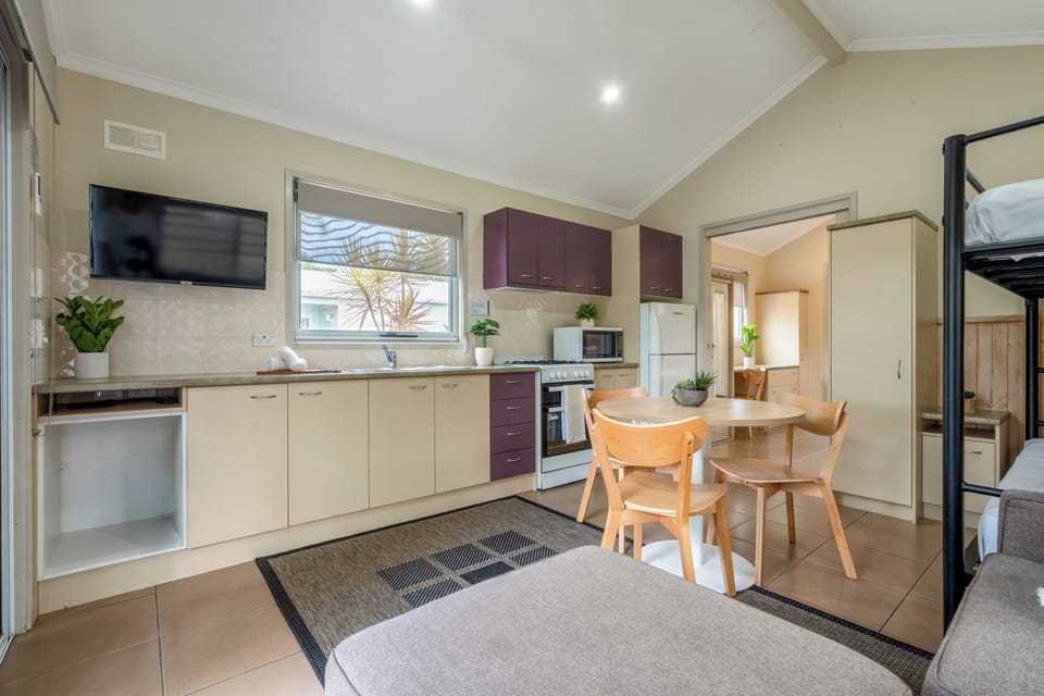 Deluxe Cabin, 1 Bedroom, Mobility Accessible | Living area