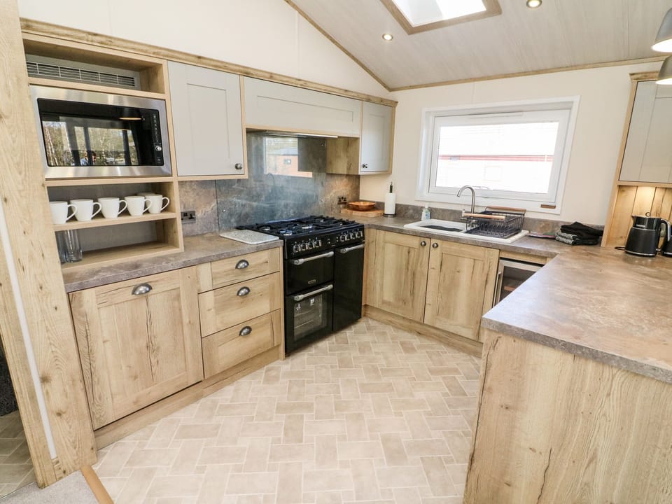 Cottage | Private kitchen | Fridge, microwave, dishwasher, electric kettle