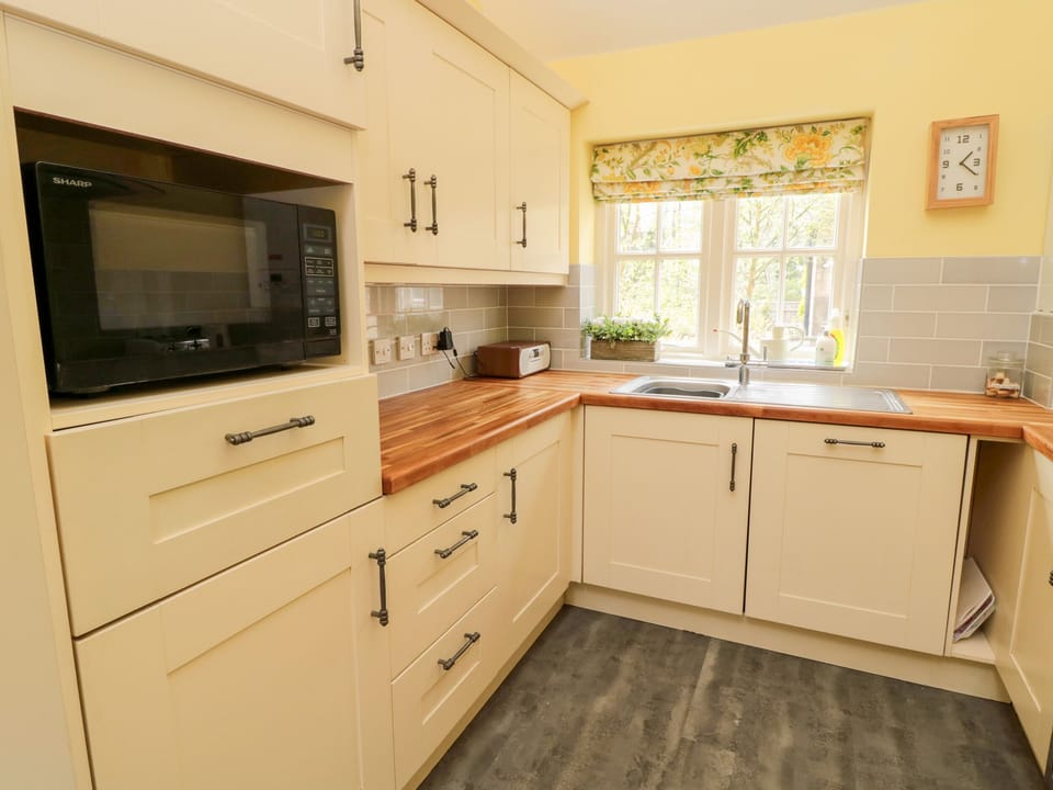 Cottage | Private kitchen | Fridge, microwave, dishwasher, electric kettle