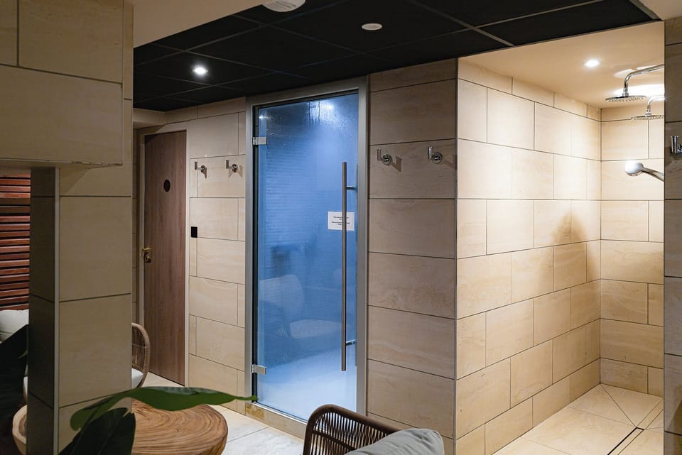 Body treatments, facials, 2 treatment rooms, massages