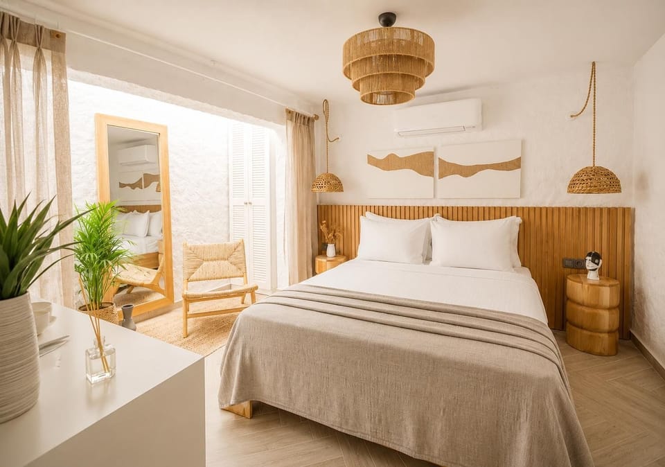 Economy Room | Premium bedding, minibar, in-room safe, blackout drapes