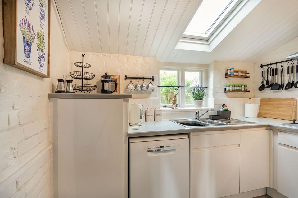 Cottage | Private kitchen | Fridge, microwave, dishwasher, electric kettle
