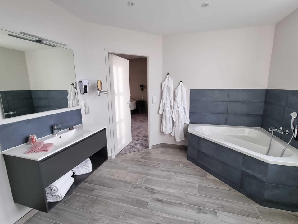 Presidential Suite | Bathroom | Shower, towels
