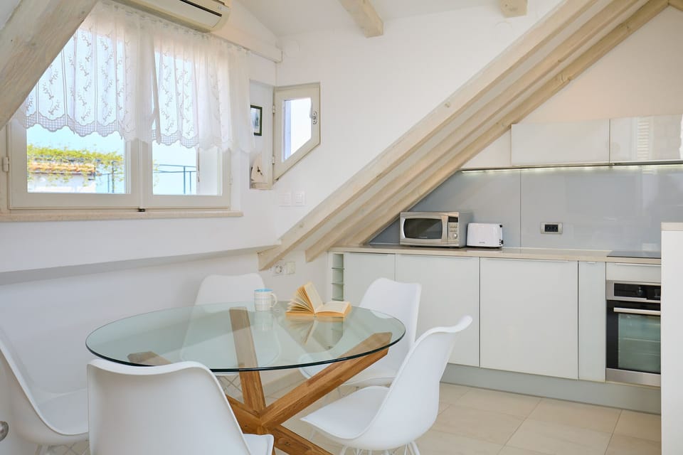 Apartment (3 Bedrooms) | In-room dining