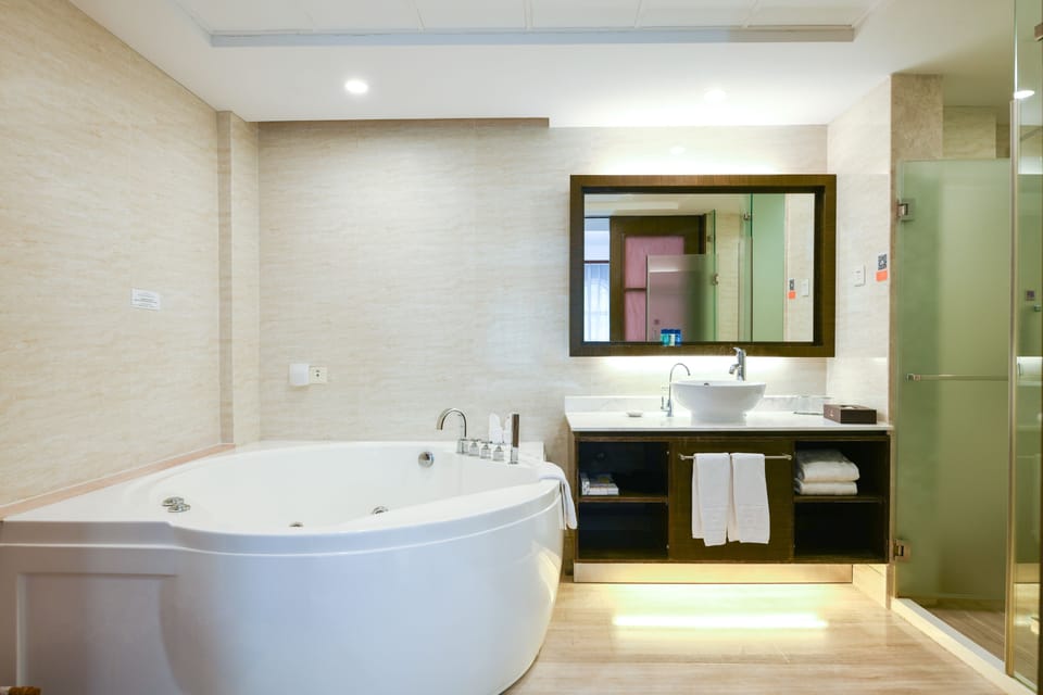 Business Suite | Bathroom | Free toiletries, hair dryer, bathrobes, slippers
