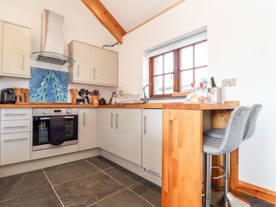 Cottage | Private kitchen | Fridge, electric kettle, toaster, cookware/dishes/utensils