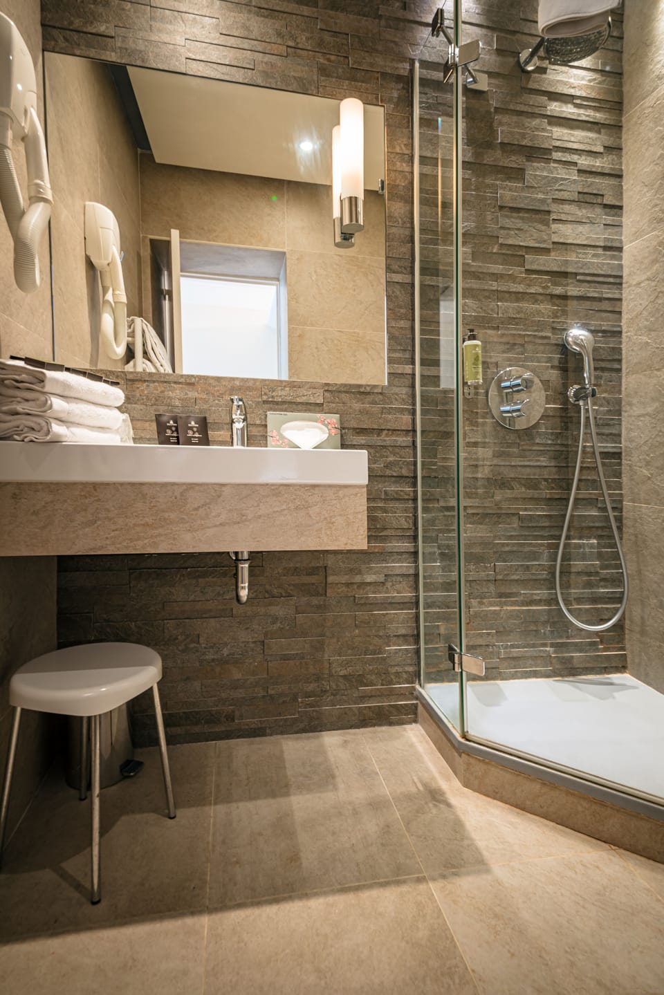 Standard Triple Room | Bathroom | Hair dryer, towels