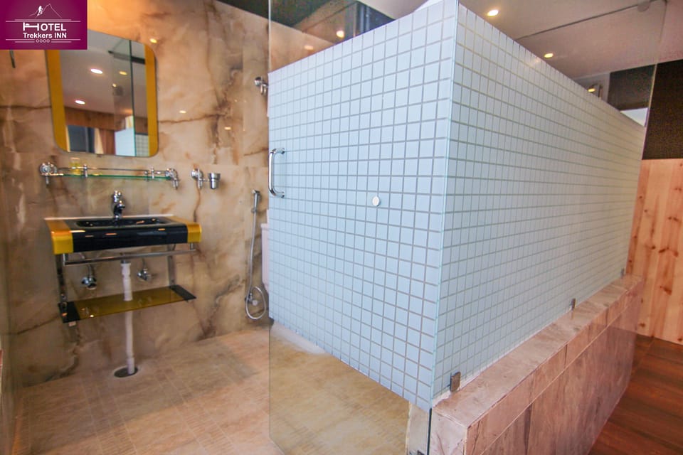 Honeymoon Suite | Bathroom | Shower, free toiletries, slippers, bidet