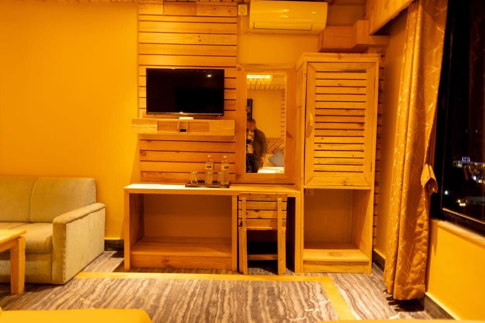 Deluxe Room, Lake View | Minibar, in-room safe, desk, free WiFi