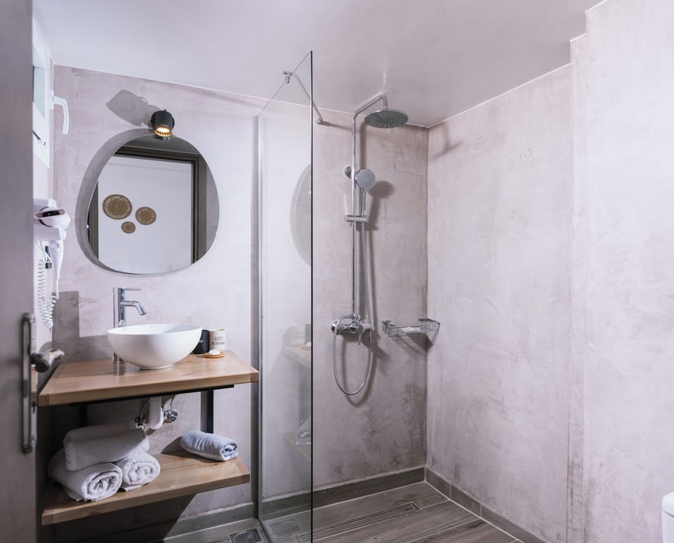 Classic Triple Room | Bathroom | Shower, rainfall showerhead, towels