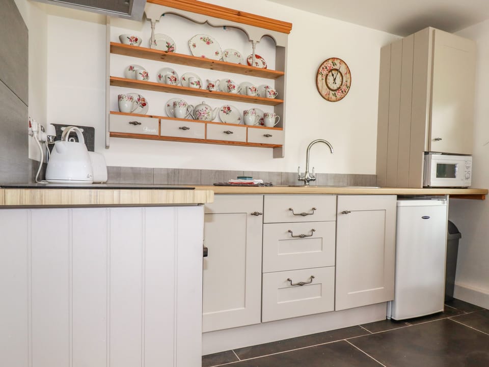 Cottage | Private kitchen | Fridge, microwave, electric kettle, toaster