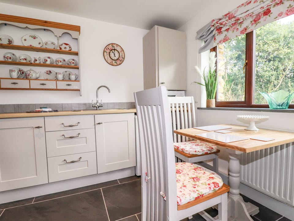 Cottage | Private kitchen | Fridge, microwave, electric kettle, toaster