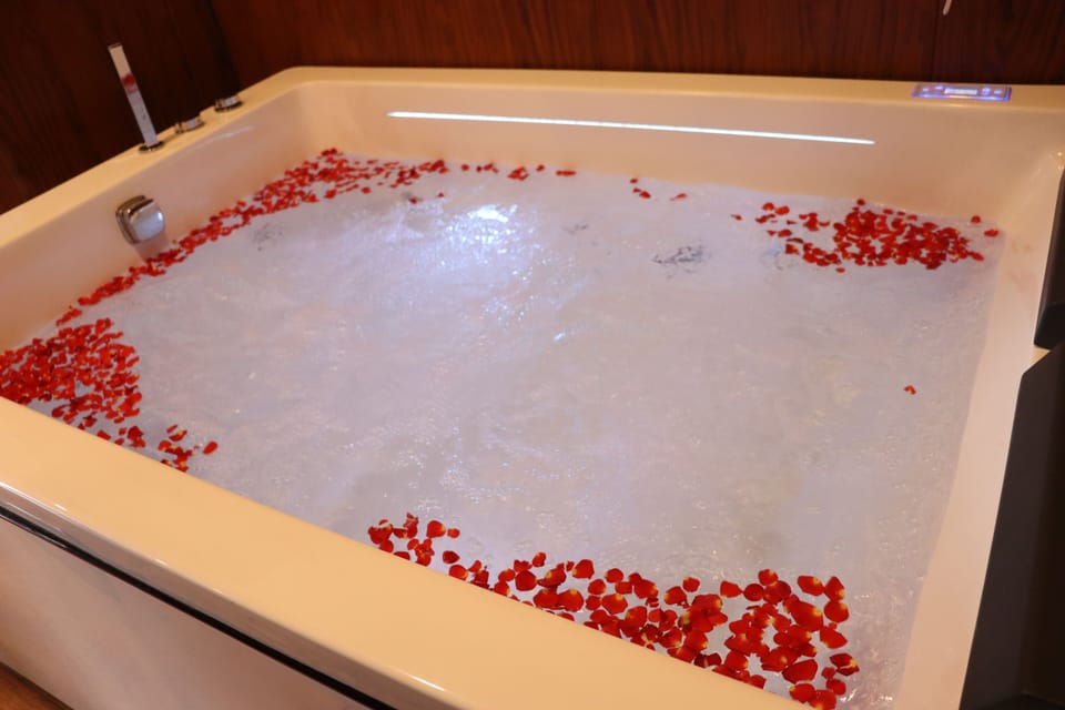 Jacuzzi Villa | Premium bedding, minibar, in-room safe, laptop workspace