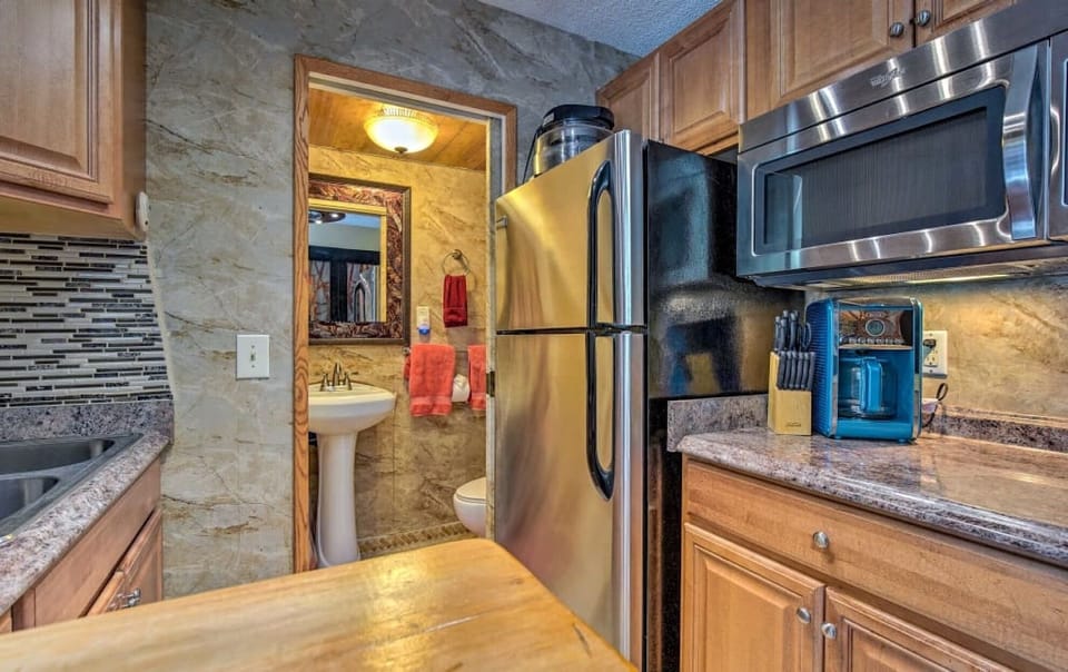 Studio | Private kitchen | Fridge, coffee/tea maker, toaster