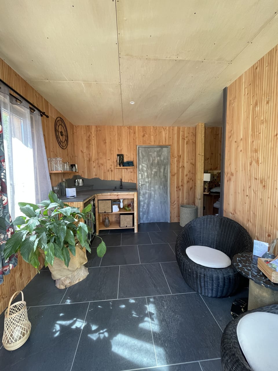 Deep-tissue massages, 1 treatment room