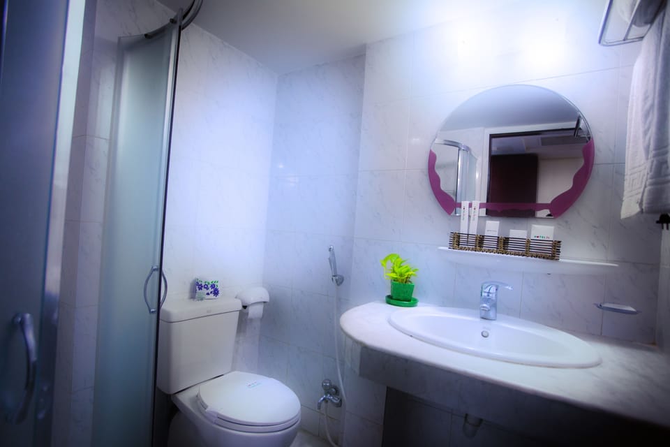Premier Single Room | Bathroom | Shower, rainfall showerhead, free toiletries, hair dryer