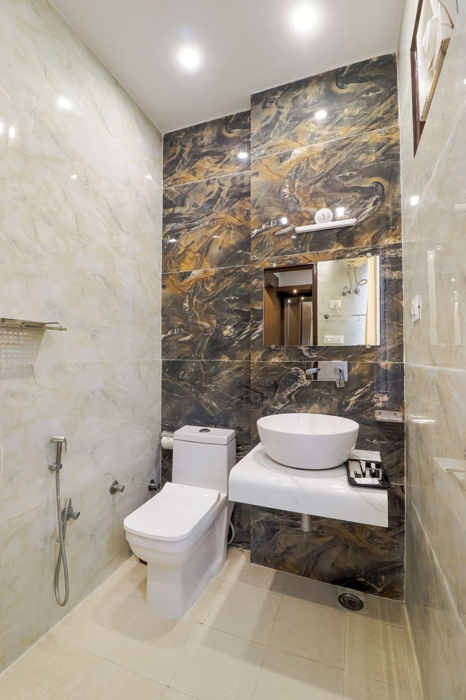 Deluxe Room | Bathroom | Shower, hydromassage showerhead, slippers, towels