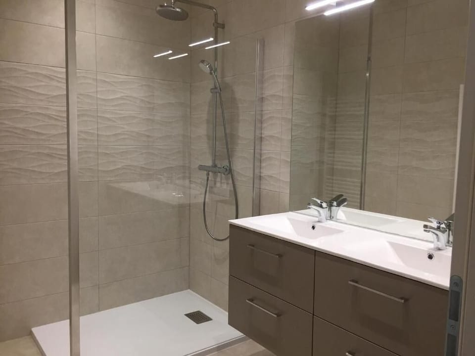 Classic Double Room | Bathroom | Shower, rainfall showerhead, free toiletries, hair dryer