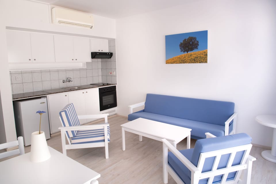 Apartment | Private kitchen | Mini-fridge, oven, electric kettle, cookware/dishes/utensils