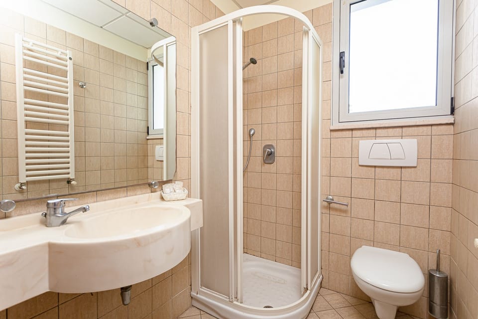 Shower, hair dryer, bidet, towels