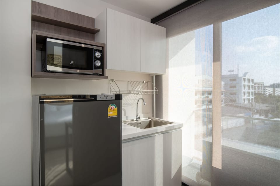 Premier Double Room | Private kitchen | Mini-fridge, electric kettle