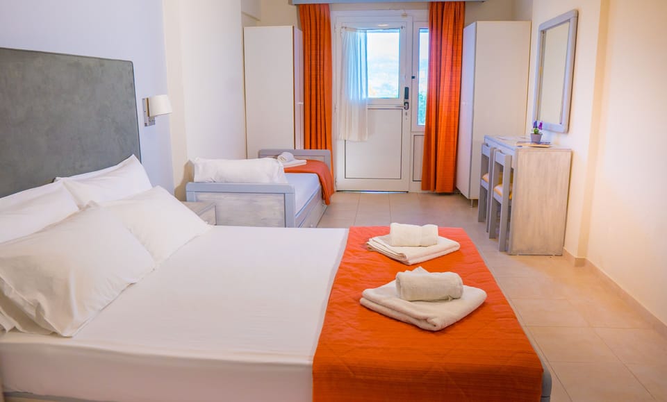 Triple Room | Soundproofing, free WiFi, bed sheets