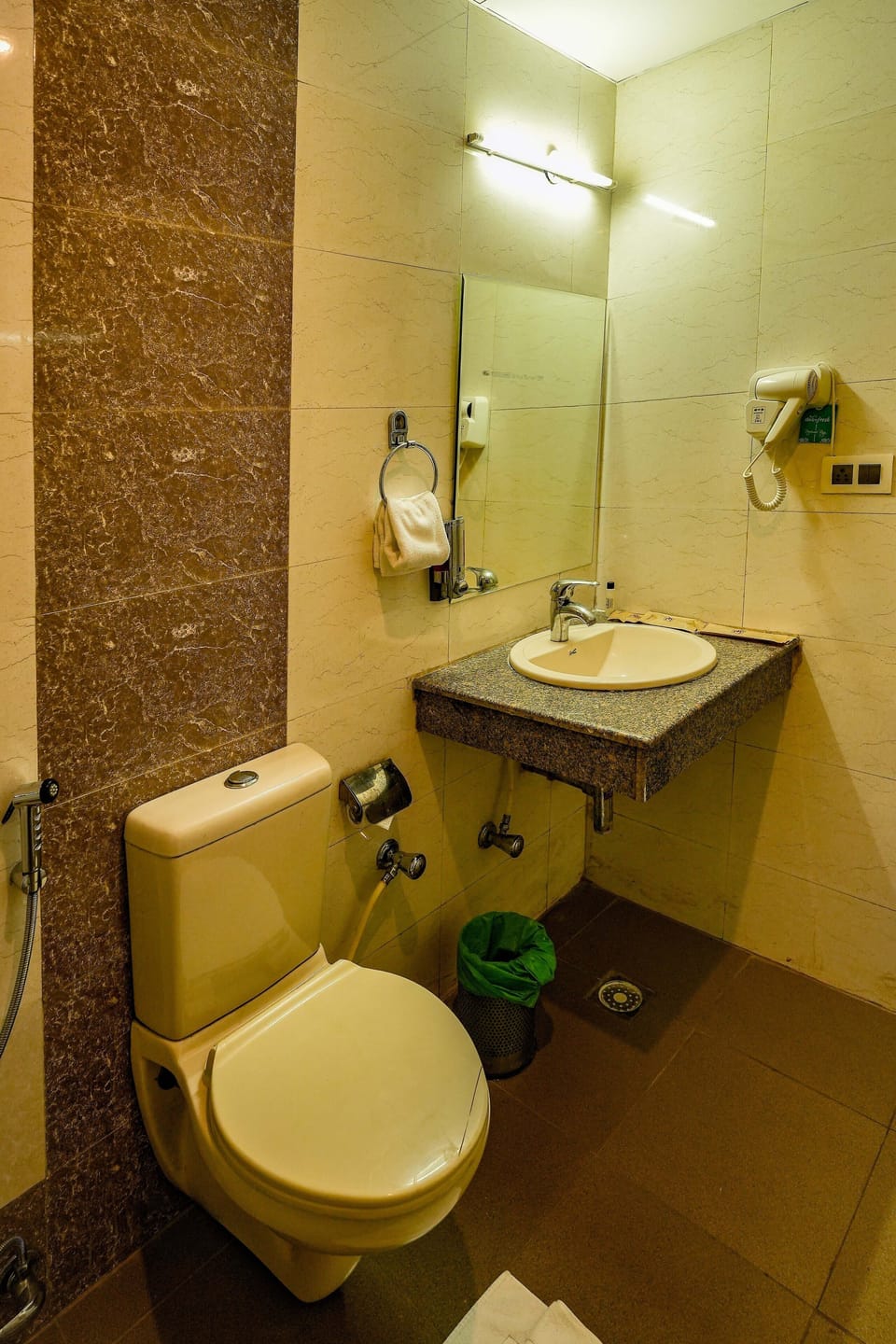 Deluxe Room | Bathroom | Shower, free toiletries, hair dryer, slippers