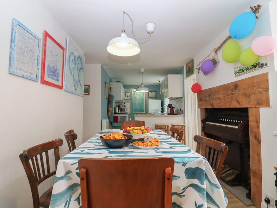 Cottage | Dining