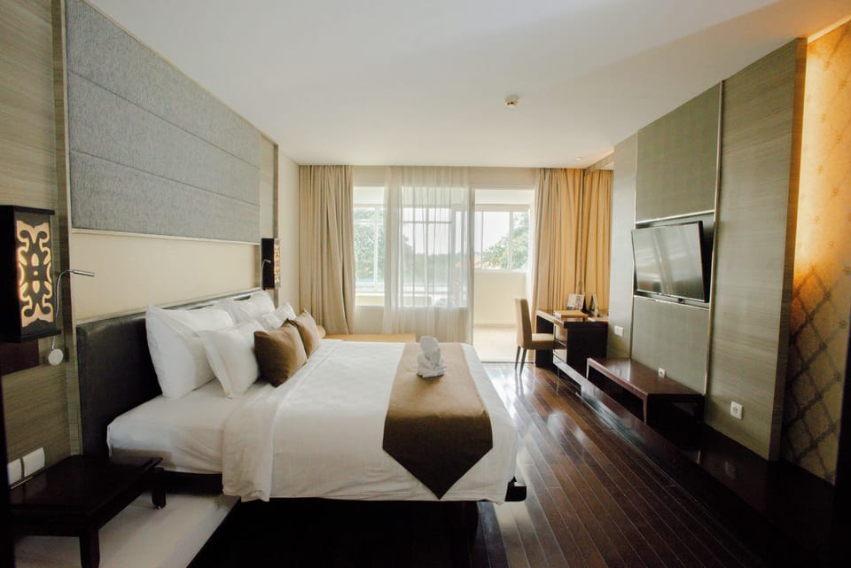 Premier Suite, 1 Bedroom, Refrigerator & Microwave | Premium bedding, in-room safe, desk, blackout drapes