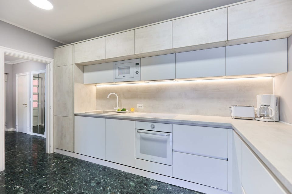 Apartment (3 Bedrooms) | Private kitchen | Microwave, oven, stovetop, dishwasher