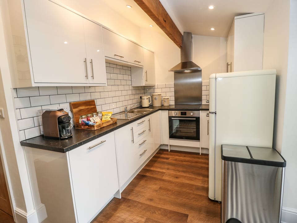 Cottage | Private kitchen | Fridge, dishwasher, electric kettle, toaster