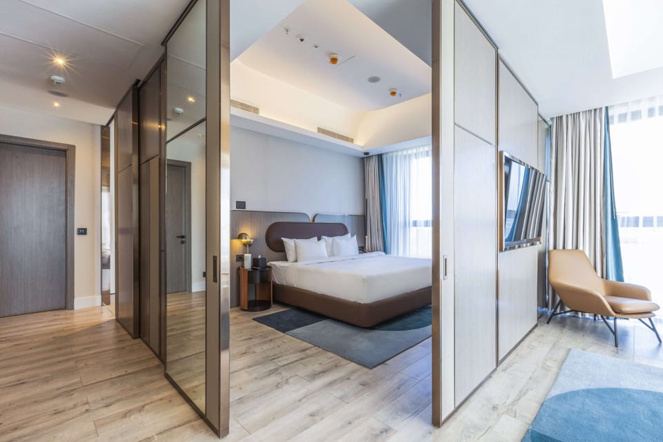 Minibar, in-room safe, desk, iron/ironing board