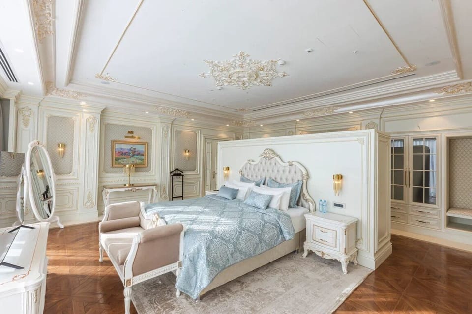 Presidential Suite with Balcony, Canal View | Minibar, in-room safe, desk, iron/ironing board