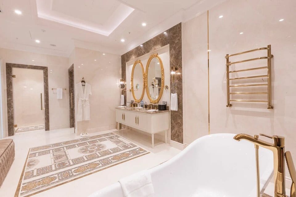 Presidential Suite with Balcony, Canal View | Bathroom | Free toiletries, hair dryer, bathrobes, slippers