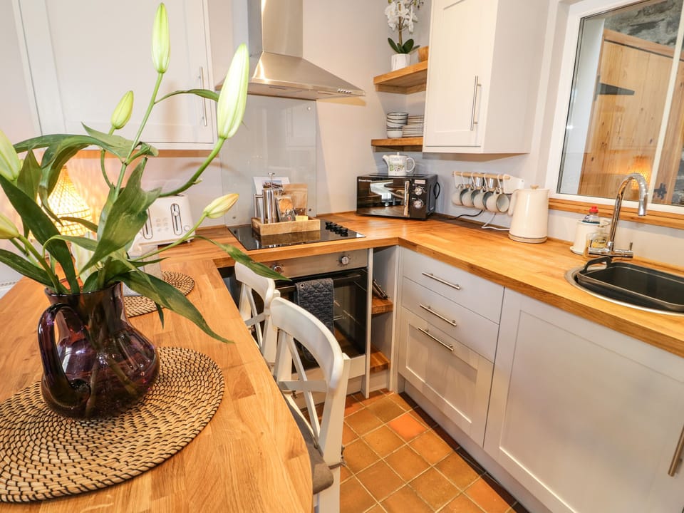 Cottage | Private kitchen | Fridge, microwave, electric kettle, toaster