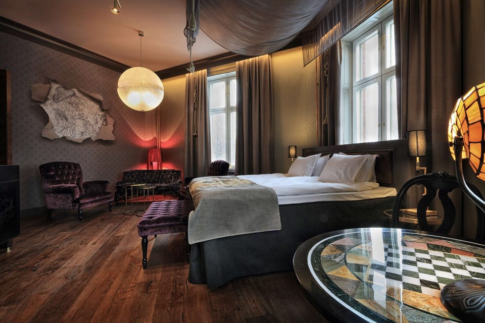 Junior Suite, 1 King Bed, Non Smoking | In-room safe, blackout drapes, iron/ironing board, WiFi (free)